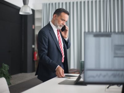 În ultimii ani, transformarea a devenit un cuvânt central în strategiile companiilor. Totuși, puține organizații reușesc cu adevărat să îmbine schimbarea profundă cu o creștere susținută. Între provocările externe și rigiditățile interne, multe companii se mulțumesc cu ajustări incrementale. Reziliența apare aici nu doar ca o trăsătură de adaptare, ci ca fundație pentru o transformare autentică. Pentru ca această transformare să producă rezultate tangibile, este nevoie de o abordare integrată, structurată și orientată pe impact. De aceea este important să avem un cadru coerent pentru a înțelege cum se construiește o companie rezilientă care poate accelera și susține creșterea. 1. Gândirea orientată pe aspirații, nu pe limitări Companiile cu o cultură rezilientă nu se ghidează după ceea ce este posibil acum, ci după ceea ce este necesar pentru viitor. În loc să ajusteze obiectivele după constrângeri, ele își setează ambiții clare, măsurabile și curajoase. De exemplu, în loc să își propună o creștere de 5% în vânzări, liderii care gândesc transformativ își stabilesc obiectivul de a dubla cifra de afaceri în 3 ani. Acest cadru ambițios schimbă complet modul în care sunt prioritizate resursele, proiectele și oamenii. Astfel întrebarea la care echipa de management va căuta cele mai bune decizii devine: ce ne oprește să ne dublăm performanța, nu ce ne-ar ajuta să creștem cu 3%-5%. 2. Echipe dedicate exclusiv transformării Transformarea nu poate fi un proiect secundar. Este nevoie de o echipă separată, cu misiune clară, condusă de lideri puternici care raportează direct CEO-ului. Acest nucleu acționează ca motorul schimbării, având libertatea de a testa, ajusta și implementa inițiative rapid. Echipele de transformare nu doar propun strategii, ci conduc implementarea. Ele sunt obsedate de execuție, se mișcă rapid și învață din mers. Nu sunt consultative, ci executive. Altfel spus, nu trimit recomandări, ci construiesc rezultate. Această separare de structurile tradiționale ajută la ruperea inerției și la crearea unei energii noi în organizație. 3. Datele ca fundament al deciziilor O companie rezilientă nu își bazează acțiunile pe intuiție, ci pe date clare, relevante și cu nivel de granularitate mare. Datele nu doar descriu trecutul, ci orientează viitorul. Organizațiile care accelerează transformarea își creează o cultură a transparenței și responsabilității prin date. De exemplu, dacă o companie vrea să crească vânzările în retail, trebuie să cunoască performanța fiecărei agenții, fiecărui agent de vânzări, fiecărei campanii promoționale. Nu este suficient să aibă o imagine de ansamblu lunară. Această profunzime a datelor permite luarea de decizii precise și intervenții rapide. Fără această infrastructură, transformarea rămâne un exercițiu de branding, nu de business. 4. Accelerarea implementării prin disciplină și viteză Rezistența la schimbare se depășește prin acțiuni rapide și rezultate vizibile. Transformarea nu trebuie gândită ca un maraton lent, ci ca o serie de sprinturi coordonate. Liderii eficienți stabilesc ritmul prin cicluri scurte de planificare, acțiune și feedback. Companiile de succes adoptă un model de lucru săptămânal pentru urmărirea inițiativelor. Astfel, deciziile se iau repede, blocajele se înlătură imediat, iar oamenii simt progresul. Acest ritm susținut este decisiv pentru menținerea motivației și pentru adaptarea la context. De exemplu în loc de o strategie uitată într-un document, compania își actualizează și ajustează inițiativele lunar sau chiar săptămânal, pe baza rezultatelor și a datelor noi. 5. Obsesia pentru impact, nu doar pentru acțiune Transformarea nu înseamnă doar multe proiecte, ci rezultate măsurabile. O companie rezilientă evaluează constant care inițiative aduc valoare și care doar consumă resurse. Totul pornește de la claritatea asupra scopului: ce înseamnă succesul în termeni financiari, operaționali și de cultură organizațională? Se evită capcana de a face lucruri „pentru că așa se face” sau „pentru că sunt la modă”. Fiecare acțiune este filtrată prin întrebarea: ce valoare concretă generează? Dacă nu există răspuns clar, inițiativa se oprește. Transformarea autentică elimină zgomotul și alocă energia doar acolo unde impactul este real. 6. Liderii devin ambasadorii schimbării Transformarea nu poate fi impusă doar de sus. Companiile reziliente identifică liderii formali și informali din interiorul organizației care pot deveni ambasadori ai schimbării. Acești oameni sunt formați, susținuți și implicați activ în implementare. Această investiție în leadership intern nu este un program HR, ci o strategie de creștere. Liderii locali, cei care sunt aproape de oameni, inspiră încredere, înțeleg contextul și pot mobiliza echipele mai eficient decât consultanții externi. Mai mult, dezvoltarea acestor lideri creează capacitate internă de transformare pe termen lung, deoarece nu mai depinzi de un grup restrâns din vârful organizației. 7. Reînnoirea culturii ca element esențial Orice transformare autentică presupune și o schimbare culturală. Companiile reziliente nu acceptă cultura ca ceva dat, rigid, ci o modelează constant. Se definesc clar comportamentele dorite și se iau măsuri concrete pentru a le încuraja. De exemplu, dacă inițiativa, colaborarea sau transparența sunt valori-cheie, ele trebuie reflectate în sistemul de evaluare, recompensare și comunicare. Nu este suficient să apară în prezentări. Cultura devine rezilientă atunci când oamenii simt că pot greși fără teamă, că ideile lor contează și că meritocrația este reală. În concluzie Reziliența nu este doar capacitatea de a rezista șocurilor, ci de a le transforma în catalizatori pentru creștere. O companie cu adevărat rezilientă nu se limitează la adaptare, ci își propune să se reinventeze constant. Transformarea autentică cere ambiție, echipe dedicate, decizii bazate pe date, execuție rapidă, obsesie pentru impact, lideri implicați și o cultură sănătoasă. Nu este un exercițiu izolat, ci un mod de a funcționa. Fiecare companie care vrea să crească durabil trebuie să-și pună o întrebare simplă: avem curajul să alegem transformarea înainte ca mediul să ne forțeze să o facem? Dacă răspunsul este da, atunci reziliența nu va fi doar un avantaj, ci o sursă continuă de progres.