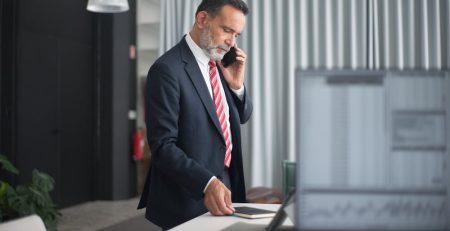 În ultimii ani, transformarea a devenit un cuvânt central în strategiile companiilor. Totuși, puține organizații reușesc cu adevărat să îmbine schimbarea profundă cu o creștere susținută. Între provocările externe și rigiditățile interne, multe companii se mulțumesc cu ajustări incrementale. Reziliența apare aici nu doar ca o trăsătură de adaptare, ci ca fundație pentru o transformare autentică. Pentru ca această transformare să producă rezultate tangibile, este nevoie de o abordare integrată, structurată și orientată pe impact. De aceea este important să avem un cadru coerent pentru a înțelege cum se construiește o companie rezilientă care poate accelera și susține creșterea. 1. Gândirea orientată pe aspirații, nu pe limitări Companiile cu o cultură rezilientă nu se ghidează după ceea ce este posibil acum, ci după ceea ce este necesar pentru viitor. În loc să ajusteze obiectivele după constrângeri, ele își setează ambiții clare, măsurabile și curajoase. De exemplu, în loc să își propună o creștere de 5% în vânzări, liderii care gândesc transformativ își stabilesc obiectivul de a dubla cifra de afaceri în 3 ani. Acest cadru ambițios schimbă complet modul în care sunt prioritizate resursele, proiectele și oamenii. Astfel întrebarea la care echipa de management va căuta cele mai bune decizii devine: ce ne oprește să ne dublăm performanța, nu ce ne-ar ajuta să creștem cu 3%-5%. 2. Echipe dedicate exclusiv transformării Transformarea nu poate fi un proiect secundar. Este nevoie de o echipă separată, cu misiune clară, condusă de lideri puternici care raportează direct CEO-ului. Acest nucleu acționează ca motorul schimbării, având libertatea de a testa, ajusta și implementa inițiative rapid. Echipele de transformare nu doar propun strategii, ci conduc implementarea. Ele sunt obsedate de execuție, se mișcă rapid și învață din mers. Nu sunt consultative, ci executive. Altfel spus, nu trimit recomandări, ci construiesc rezultate. Această separare de structurile tradiționale ajută la ruperea inerției și la crearea unei energii noi în organizație. 3. Datele ca fundament al deciziilor O companie rezilientă nu își bazează acțiunile pe intuiție, ci pe date clare, relevante și cu nivel de granularitate mare. Datele nu doar descriu trecutul, ci orientează viitorul. Organizațiile care accelerează transformarea își creează o cultură a transparenței și responsabilității prin date. De exemplu, dacă o companie vrea să crească vânzările în retail, trebuie să cunoască performanța fiecărei agenții, fiecărui agent de vânzări, fiecărei campanii promoționale. Nu este suficient să aibă o imagine de ansamblu lunară. Această profunzime a datelor permite luarea de decizii precise și intervenții rapide. Fără această infrastructură, transformarea rămâne un exercițiu de branding, nu de business. 4. Accelerarea implementării prin disciplină și viteză Rezistența la schimbare se depășește prin acțiuni rapide și rezultate vizibile. Transformarea nu trebuie gândită ca un maraton lent, ci ca o serie de sprinturi coordonate. Liderii eficienți stabilesc ritmul prin cicluri scurte de planificare, acțiune și feedback. Companiile de succes adoptă un model de lucru săptămânal pentru urmărirea inițiativelor. Astfel, deciziile se iau repede, blocajele se înlătură imediat, iar oamenii simt progresul. Acest ritm susținut este decisiv pentru menținerea motivației și pentru adaptarea la context. De exemplu în loc de o strategie uitată într-un document, compania își actualizează și ajustează inițiativele lunar sau chiar săptămânal, pe baza rezultatelor și a datelor noi. 5. Obsesia pentru impact, nu doar pentru acțiune Transformarea nu înseamnă doar multe proiecte, ci rezultate măsurabile. O companie rezilientă evaluează constant care inițiative aduc valoare și care doar consumă resurse. Totul pornește de la claritatea asupra scopului: ce înseamnă succesul în termeni financiari, operaționali și de cultură organizațională? Se evită capcana de a face lucruri „pentru că așa se face” sau „pentru că sunt la modă”. Fiecare acțiune este filtrată prin întrebarea: ce valoare concretă generează? Dacă nu există răspuns clar, inițiativa se oprește. Transformarea autentică elimină zgomotul și alocă energia doar acolo unde impactul este real. 6. Liderii devin ambasadorii schimbării Transformarea nu poate fi impusă doar de sus. Companiile reziliente identifică liderii formali și informali din interiorul organizației care pot deveni ambasadori ai schimbării. Acești oameni sunt formați, susținuți și implicați activ în implementare. Această investiție în leadership intern nu este un program HR, ci o strategie de creștere. Liderii locali, cei care sunt aproape de oameni, inspiră încredere, înțeleg contextul și pot mobiliza echipele mai eficient decât consultanții externi. Mai mult, dezvoltarea acestor lideri creează capacitate internă de transformare pe termen lung, deoarece nu mai depinzi de un grup restrâns din vârful organizației. 7. Reînnoirea culturii ca element esențial Orice transformare autentică presupune și o schimbare culturală. Companiile reziliente nu acceptă cultura ca ceva dat, rigid, ci o modelează constant. Se definesc clar comportamentele dorite și se iau măsuri concrete pentru a le încuraja. De exemplu, dacă inițiativa, colaborarea sau transparența sunt valori-cheie, ele trebuie reflectate în sistemul de evaluare, recompensare și comunicare. Nu este suficient să apară în prezentări. Cultura devine rezilientă atunci când oamenii simt că pot greși fără teamă, că ideile lor contează și că meritocrația este reală. În concluzie Reziliența nu este doar capacitatea de a rezista șocurilor, ci de a le transforma în catalizatori pentru creștere. O companie cu adevărat rezilientă nu se limitează la adaptare, ci își propune să se reinventeze constant. Transformarea autentică cere ambiție, echipe dedicate, decizii bazate pe date, execuție rapidă, obsesie pentru impact, lideri implicați și o cultură sănătoasă. Nu este un exercițiu izolat, ci un mod de a funcționa. Fiecare companie care vrea să crească durabil trebuie să-și pună o întrebare simplă: avem curajul să alegem transformarea înainte ca mediul să ne forțeze să o facem? Dacă răspunsul este da, atunci reziliența nu va fi doar un avantaj, ci o sursă continuă de progres.